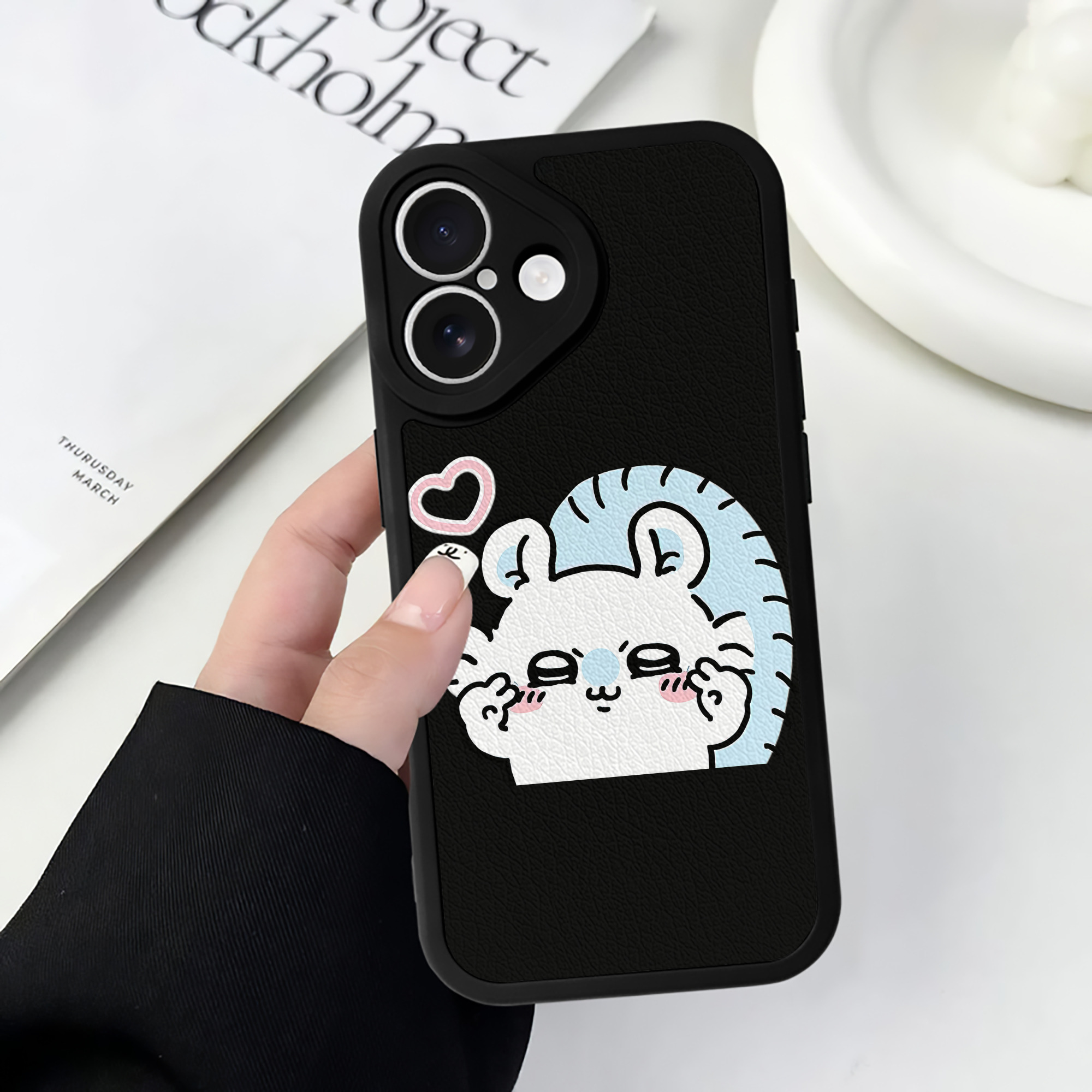 （画像用） ちいかわ モモンガ Chii-kawa Momonga 【iPhone 16シリーズ対応】シリコンスマホケース（レザー調） 材質：シリコン